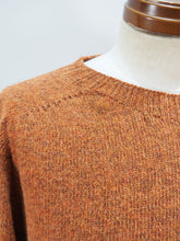 画像をギャラリービューアに読み込む, John Tulloch "シェットランドラムウール クルーネックセーター EMBER "