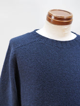画像をギャラリービューアに読み込む, John Tulloch "シェットランドラムウール クルーネックセーター DARK NAVY"