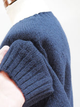 画像をギャラリービューアに読み込む, John Tulloch "シェットランドラムウール クルーネックセーター DARK NAVY"