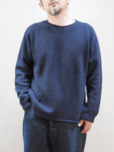 画像をギャラリービューアに読み込む, John Tulloch "シェットランドラムウール クルーネックセーター DARK NAVY"