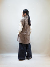 画像をギャラリービューアに読み込む, KERRY WOOLLENMILLS "アランケーブル サイドスリットベスト BROWN"