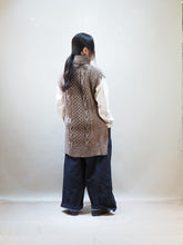 画像をギャラリービューアに読み込む, KERRY WOOLLENMILLS "アランケーブル サイドスリットベスト BROWN"