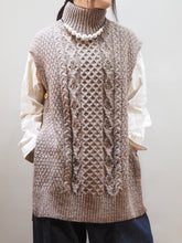 画像をギャラリービューアに読み込む, KERRY WOOLLENMILLS "アランケーブル サイドスリットベスト BROWN"