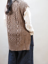 画像をギャラリービューアに読み込む, KERRY WOOLLENMILLS "アランケーブル サイドスリットベスト BROWN"