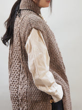 画像をギャラリービューアに読み込む, KERRY WOOLLENMILLS "アランケーブル サイドスリットベスト BROWN"