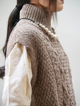 画像をギャラリービューアに読み込む, KERRY WOOLLENMILLS "アランケーブル サイドスリットベスト BROWN"