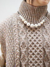 画像をギャラリービューアに読み込む, KERRY WOOLLENMILLS "アランケーブル サイドスリットベスト BROWN"