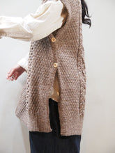 画像をギャラリービューアに読み込む, KERRY WOOLLENMILLS "アランケーブル サイドスリットベスト BROWN"