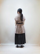 画像をギャラリービューアに読み込む, KERRY WOOLLENMILLS "アランケーブル サイドスリットベスト BROWN"