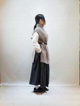 画像をギャラリービューアに読み込む, KERRY WOOLLENMILLS "アランケーブル サイドスリットベスト BROWN"