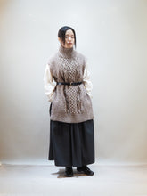 画像をギャラリービューアに読み込む, KERRY WOOLLENMILLS "アランケーブル サイドスリットベスト BROWN"