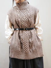 画像をギャラリービューアに読み込む, KERRY WOOLLENMILLS "アランケーブル サイドスリットベスト BROWN"