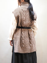 画像をギャラリービューアに読み込む, KERRY WOOLLENMILLS "アランケーブル サイドスリットベスト BROWN"