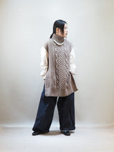 画像をギャラリービューアに読み込む, KERRY WOOLLENMILLS "アランケーブル サイドスリットベスト BROWN"