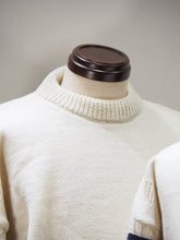 画像をギャラリービューアに読み込む, JAMES CHARLOTTE "ガンジーセーター NATURAL/NAVY”