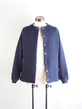 画像をギャラリービューアに読み込む, AUDIENCE "ストライプキルト ノーカラースナップジャケット NAVY"