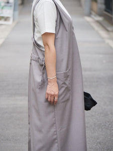 KHA:KI "V NECK JUMPER DRESS"