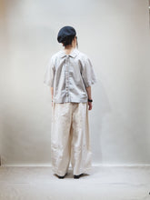 画像をギャラリービューアに読み込む, NOUVELLES DU PARADIS "コットン ラミー フロントフリルブラウス LIGHT GRAY"
