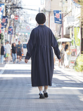 画像をギャラリービューアに読み込む, mizuiro ind &quot;ラウンドカラー フロントフライ ギャザーワンピース NAVY&quot;
