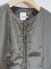 画像をギャラリービューアに読み込む, dip &quot;ナイロン ノーカラージャケット OLIVE&quot;
