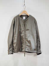 画像をギャラリービューアに読み込む, dip &quot;ナイロン ノーカラージャケット OLIVE&quot;
