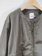 画像をギャラリービューアに読み込む, dip &quot;ナイロン ノーカラージャケット OLIVE&quot;

