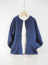 画像をギャラリービューアに読み込む, AUDIENCE &quot;ストライプキルト ノーカラースナップジャケット NAVY&quot;
