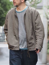 画像をギャラリービューアに読み込む, dip &quot;ナイロン ノーカラージャケット OLIVE&quot;
