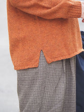 画像をギャラリービューアに読み込む, John Tulloch &quot;シェットランドラムウール クルーネックセーター EMBER &quot;
