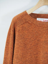 画像をギャラリービューアに読み込む, John Tulloch &quot;シェットランドラムウール クルーネックセーター EMBER &quot;
