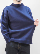 画像をギャラリービューアに読み込む, GUERNSEY WOOLLENS &quot;オーバーサイズ ガンジーセーター NAVY&quot;
