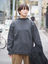 画像をギャラリービューアに読み込む, GUERNSEY WOOLLENS &quot;オーバーサイズ ガンジーセーター CHARCOAL&quot;
